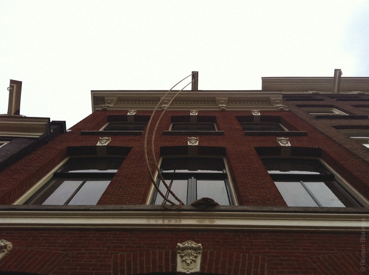 Крюки на фронтонах зданий в Амстердаме