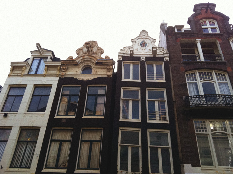 Крюки на фронтонах зданий в Амстердаме