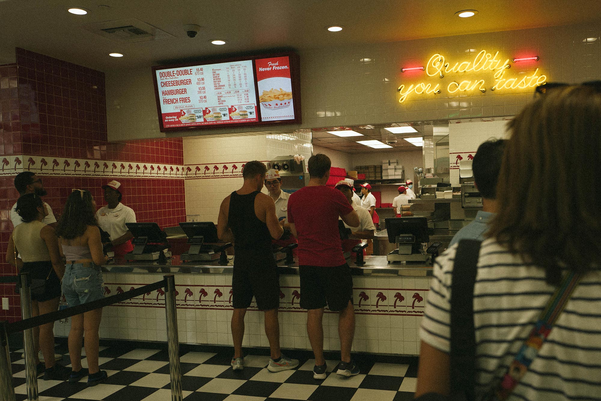 Интерьер бургерной In-N-Out в Лас-Вегасе.